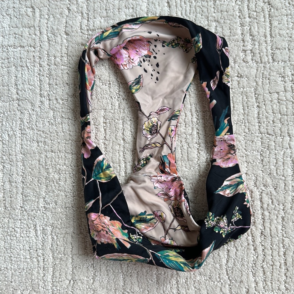 O'Neill floral bikini. Worn once. Small top and bottom. Bottoms are reversible. - Picture 5 of 5